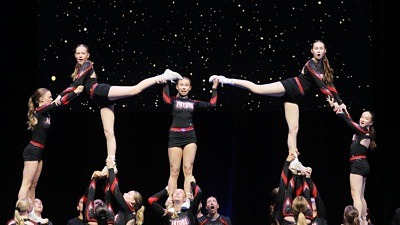 Köttbullar, glitter och höga flighter – NM i cheerleading!