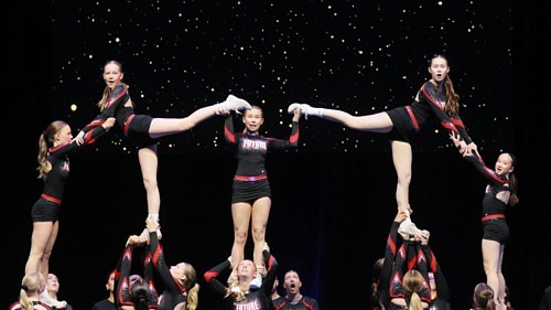 Köttbullar, glitter och höga flighter – NM i cheerleading!